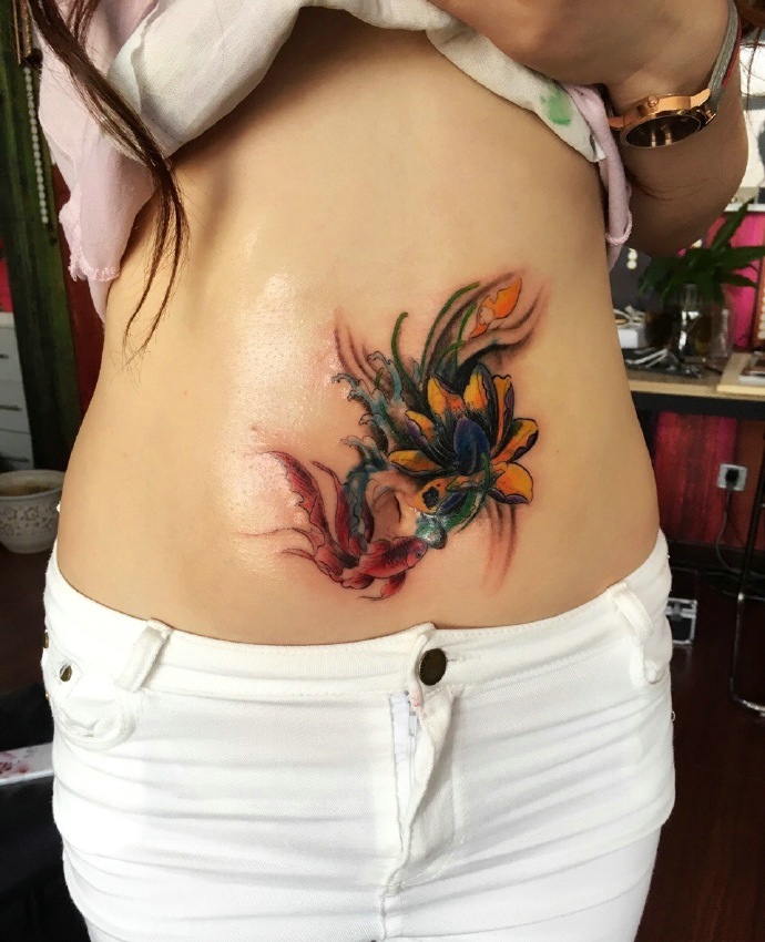 点击大图看下一张：莲花遮盖蝎子的腹部纹身刺青