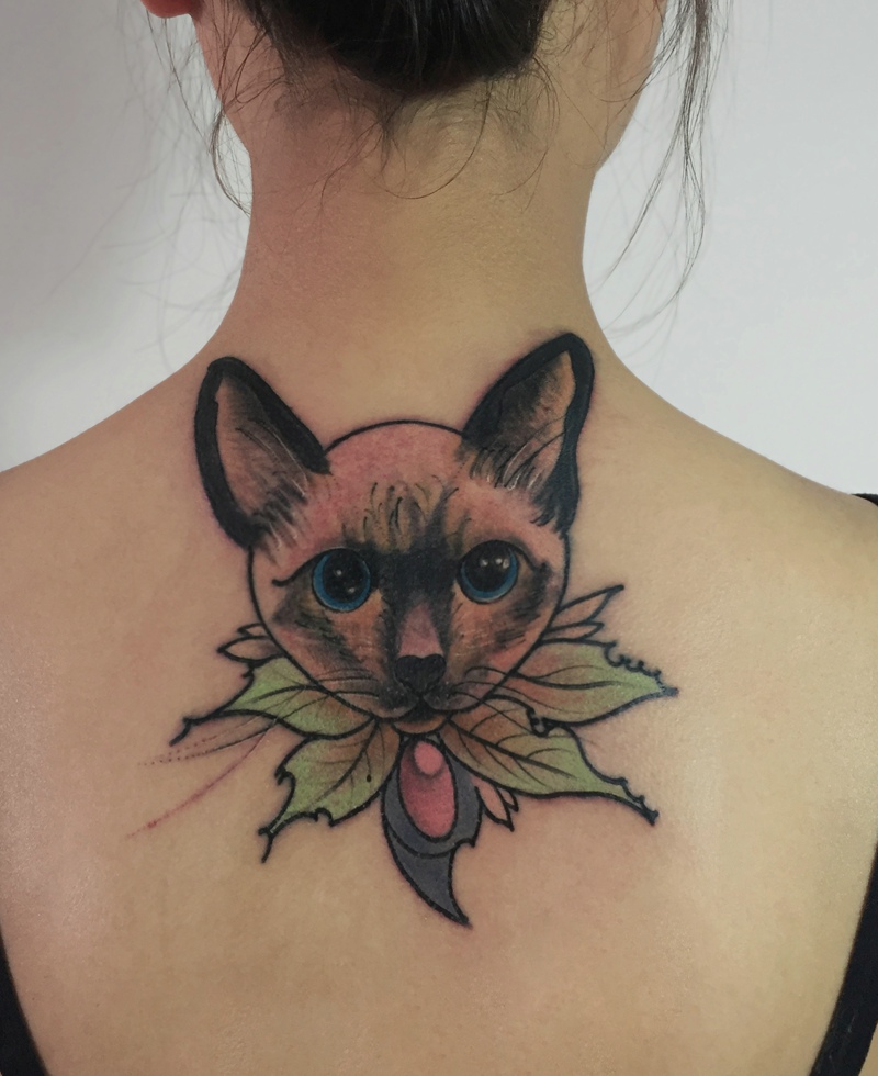 点击大图看下一张：女生后背一只大眼萌萌的花猫纹身图案