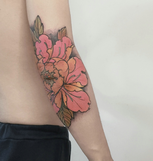 点击大图看下一张：手臂彩色花朵纹身图案非常的时尚