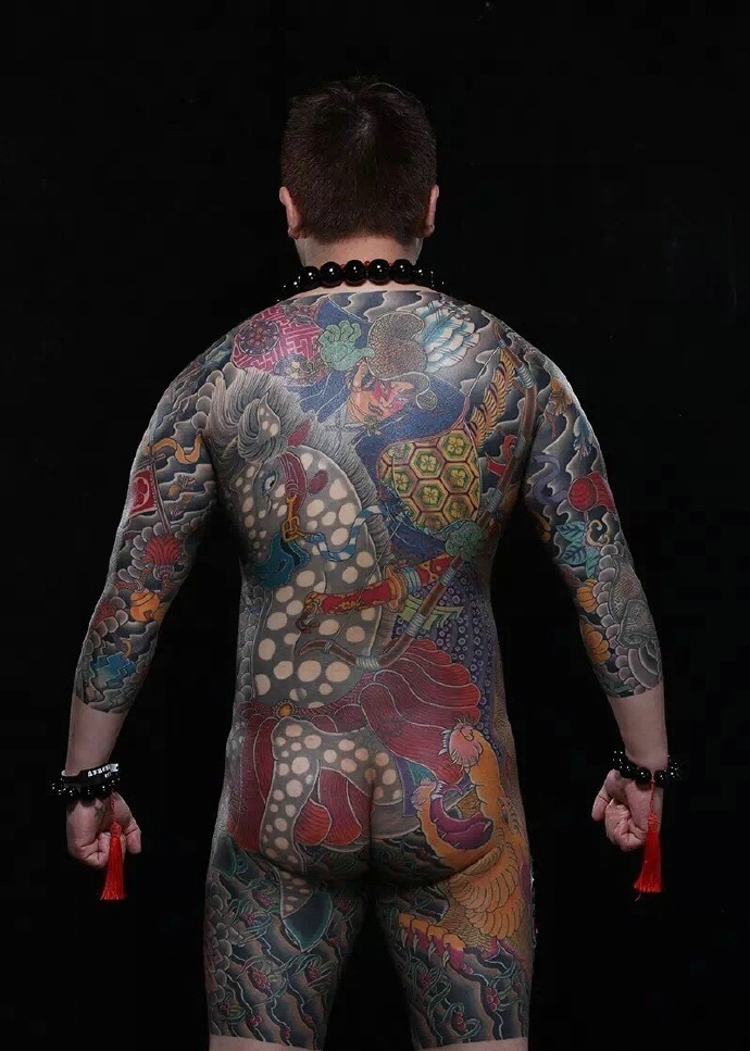 点击大图看下一张：遮盖整个背部的日式风格图腾纹身图案