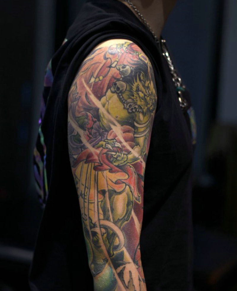 点击大图看下一张：适合男士的一款花臂图腾纹身刺青