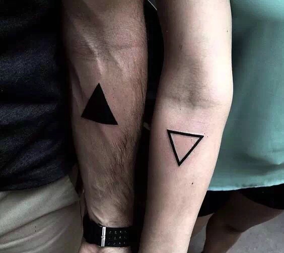 点击大图看下一张：手臂外侧简单的三角形情侣纹身刺青