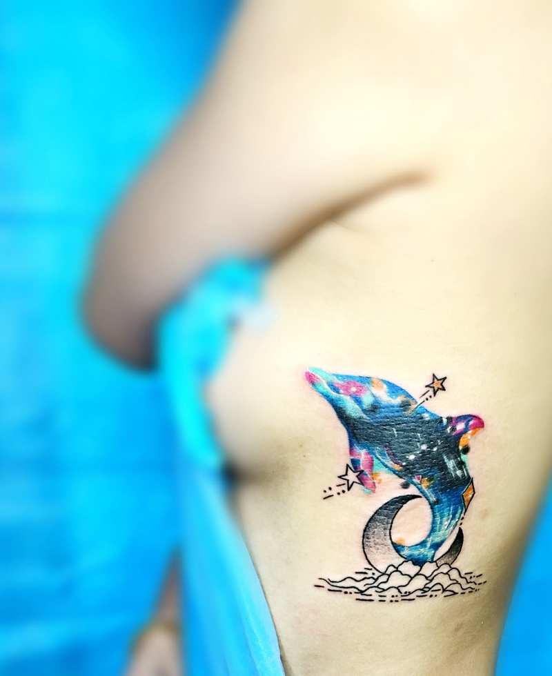 点击大图看下一张：处在女生侧腰部的彩色海豚纹身图案