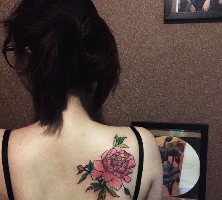 点击大图看下一张：优雅女神后背花朵纹身刺青女人味十足