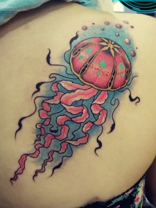 女生背上色彩斑斓的水母刺青