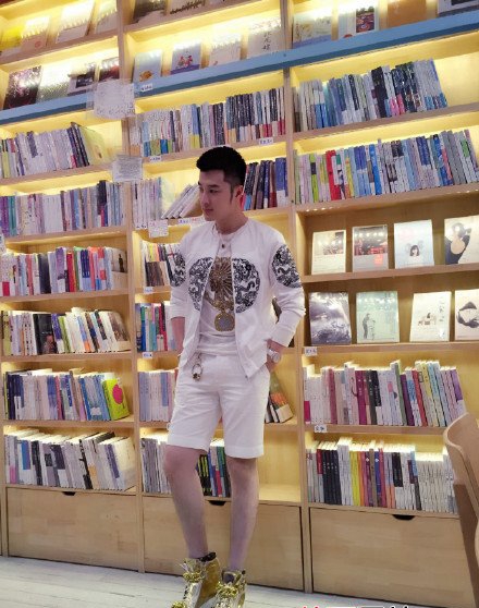 点击大图看下一张：微博上的高富帅帅哥 林宸宇书店自拍图片