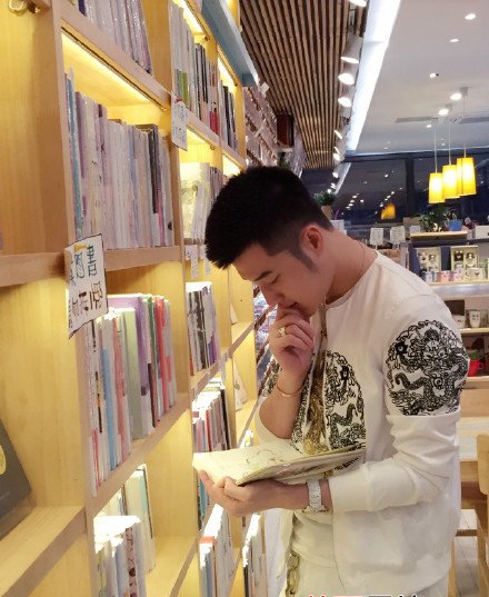 点击大图看下一张：微博上的高富帅帅哥 林宸宇书店自拍图片