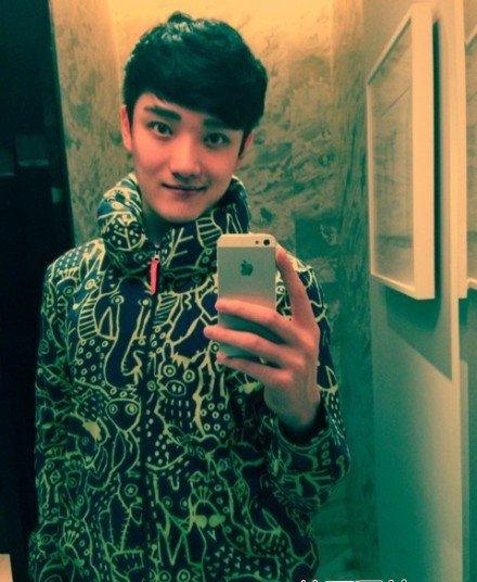 点击大图看下一张:微博上的帅哥白鹿晨生活照