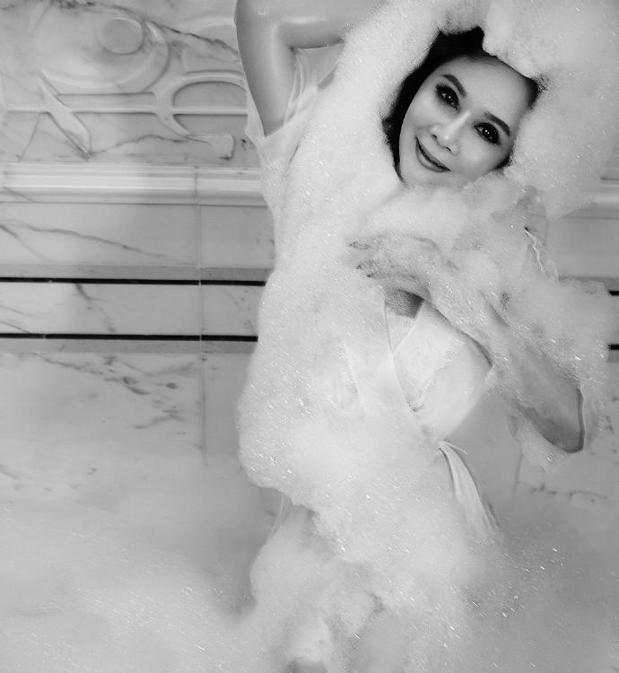 点击大图看下一张:活久见蔡明终于上了男人装