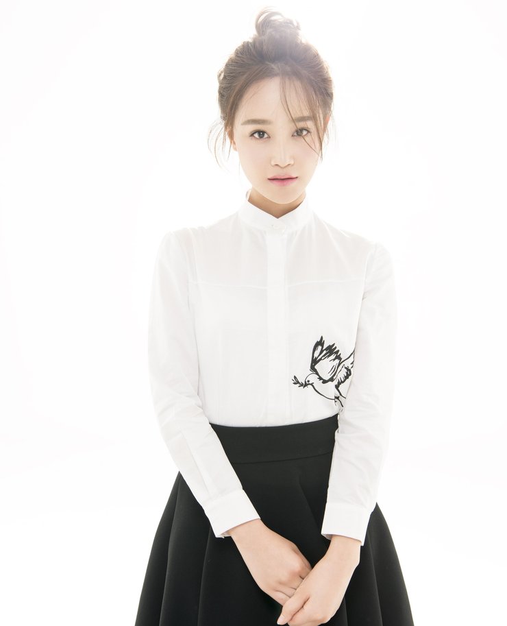 点击大图看下一张：蓝盈莹曝清新写真