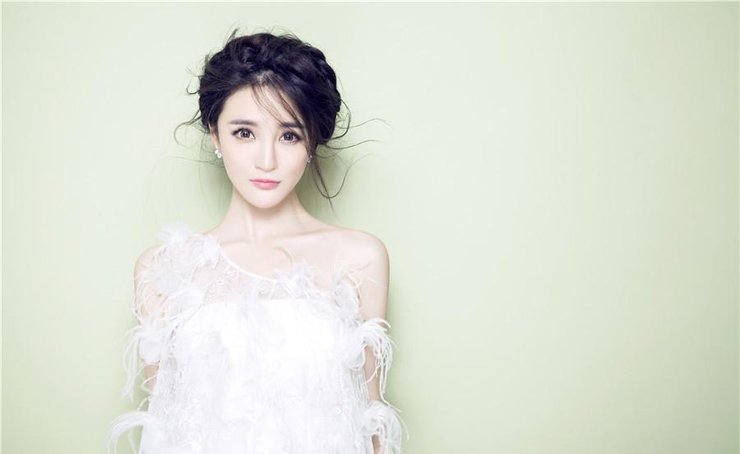 点击大图看下一张:刘雨欣写真诠释春日气息