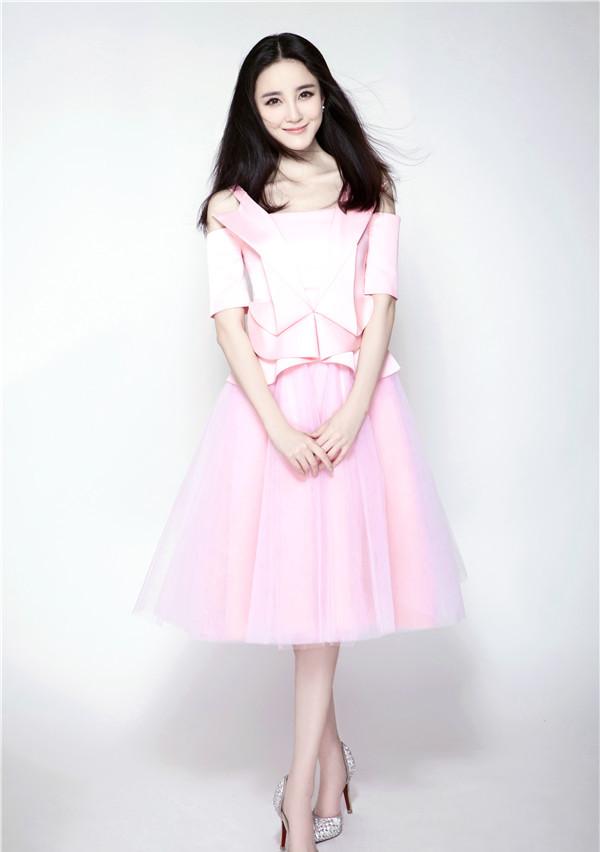 点击大图看下一张:刘雨欣写真诠释春日气息