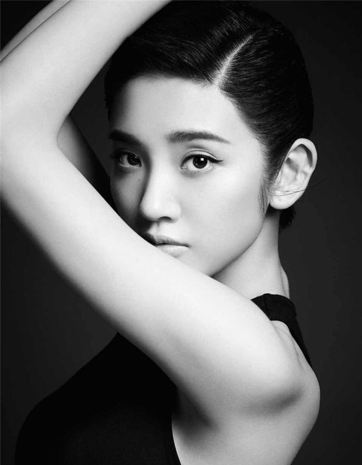 点击大图看下一张：唐艺昕赫本风写真曝光 优雅自信秀蚂蚁腰