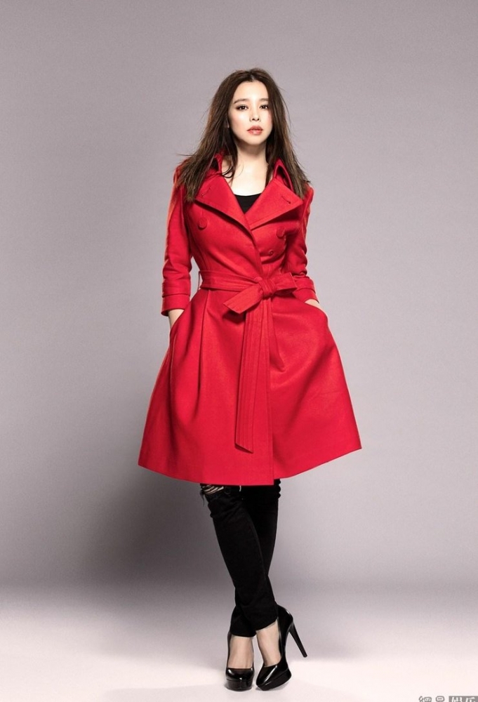 点击大图看下一张:徐若瑄产后复工拍广告秀完美身材