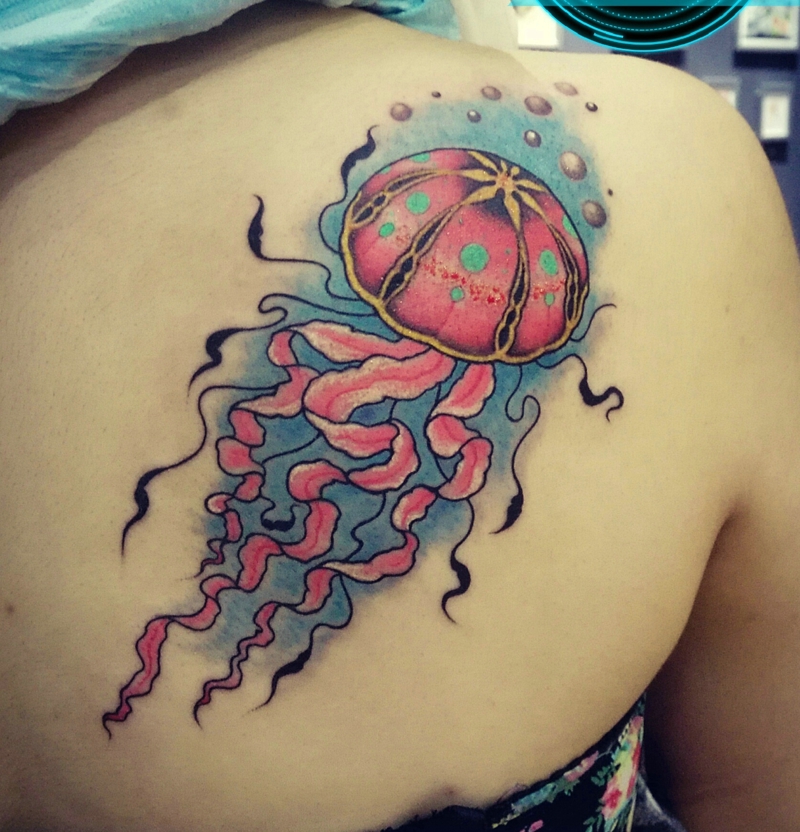 点击大图看下一张：女生背上色彩斑斓的水母刺青