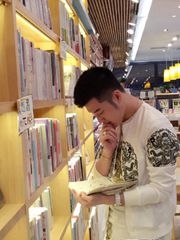 微博上的高富帅帅哥 林宸宇书店自拍图片