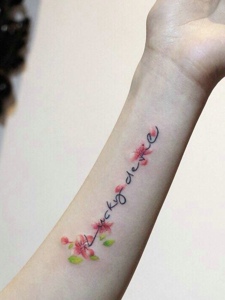 小清新英文与小花朵手腕纹身刺青
