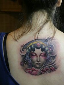 女生后背精致传统花旦纹身图案