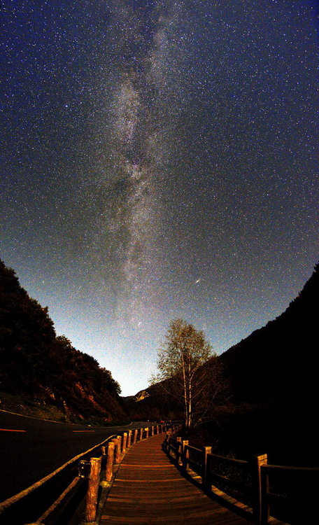 点击大图看下一张：九寨溝星空