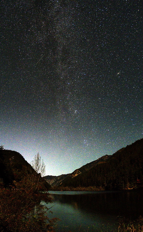 点击大图看下一张：九寨溝星空