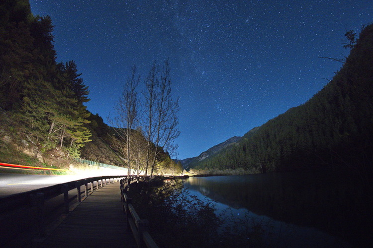 点击大图看下一张:九寨溝星空