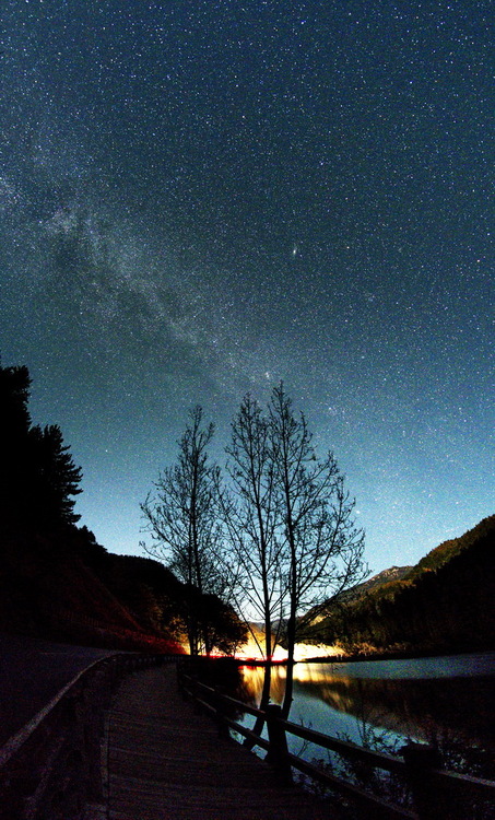 点击大图看下一张：九寨溝星空