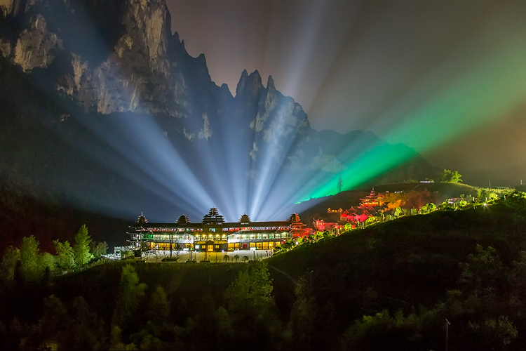 点击大图看下一张：梦幻峡谷恩施大峡谷夜景