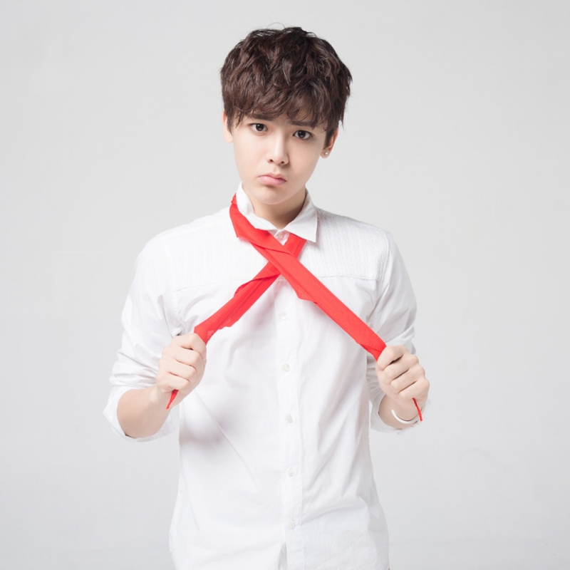 点击大图看下一张：侯明昊乖萌逗趣大片