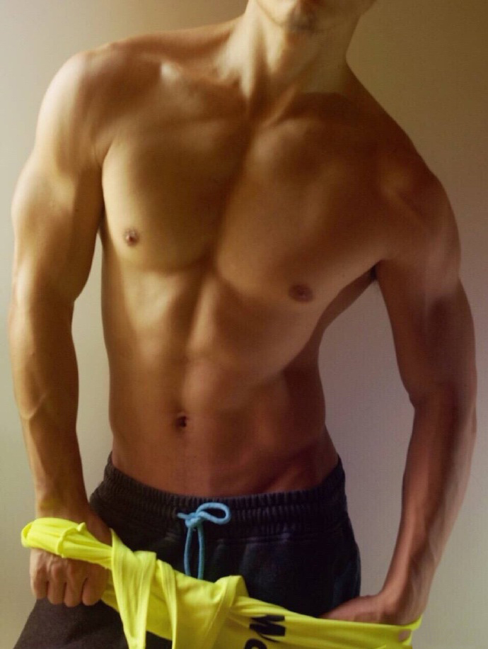 点击大图看下一张:正装男赤裸诱惑 这就是成熟男人的诱人身体