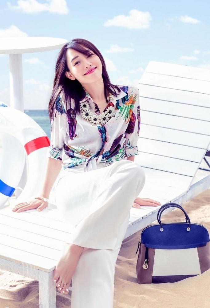 点击大图看下一张:白百何早春时尚大片 温暖阳光青春力MAX