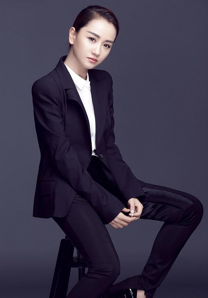 点击大图看下一张：杨蓉黑西装英气撩人