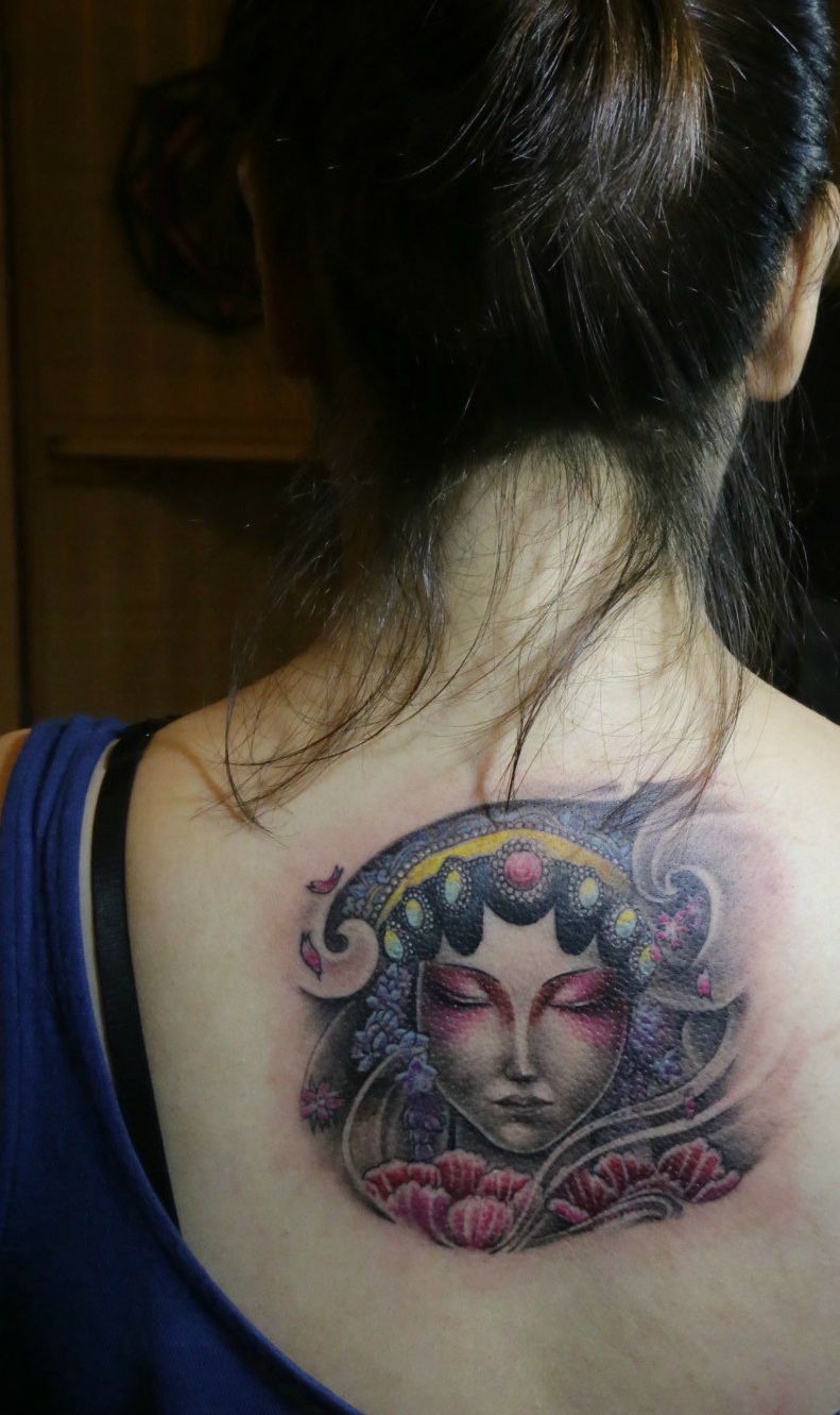 点击大图看下一张：女生后背精致传统花旦纹身图案