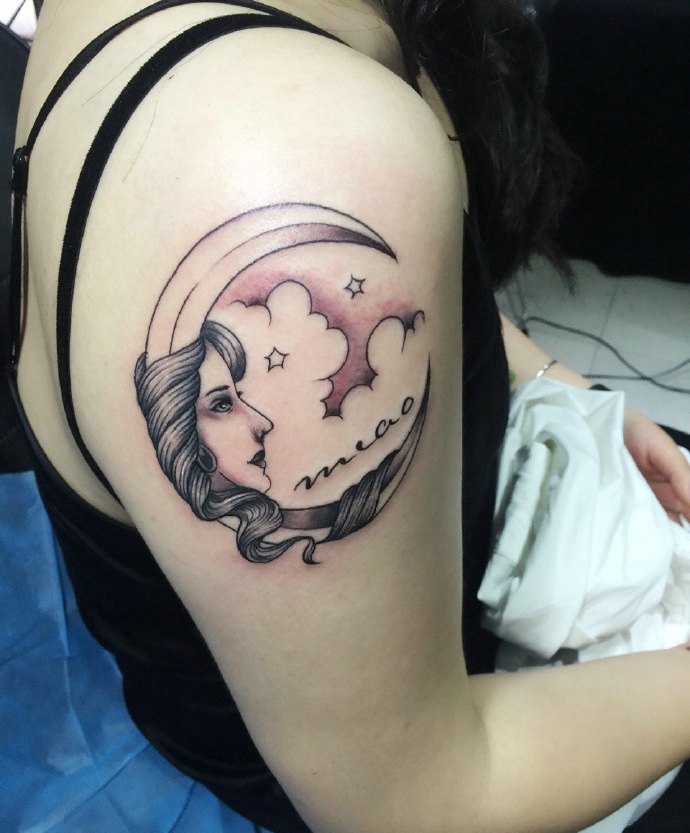 点击大图看下一张：大臂个性独特的月亮女神图腾纹身刺青