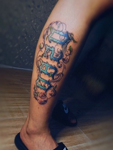 处在小腿部的奇卡诺数字花体纹身刺青
