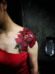 香肩上的红玫瑰纹身刺青香气十足