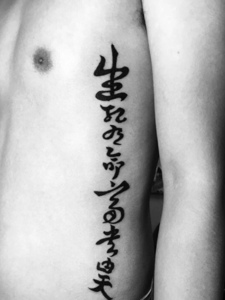 点刺在男生侧腰部的个性汉子纹身刺青