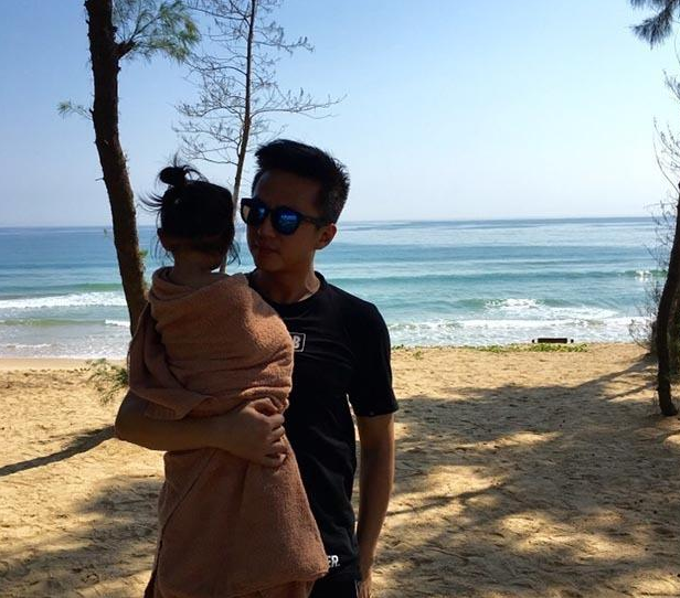 点击大图看下一张:邓超爱女照曝光 超级奶爸贴心陪伴