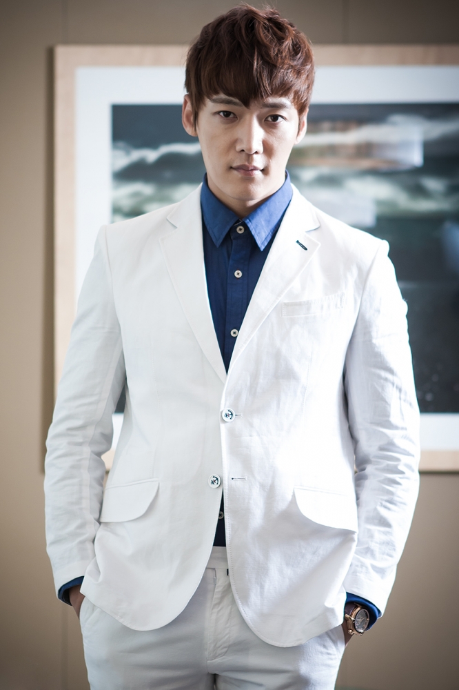 点击大图看下一张：韩国型男崔振赫淡雅气质时尚写真