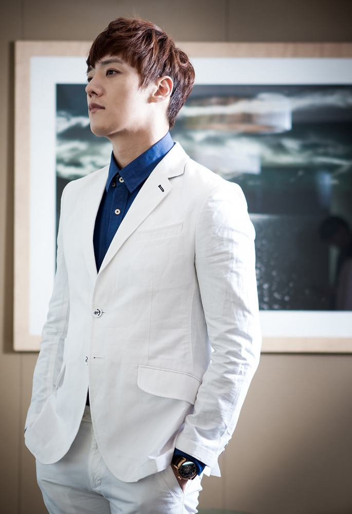 点击大图看下一张:韩国型男崔振赫淡雅气质时尚写真