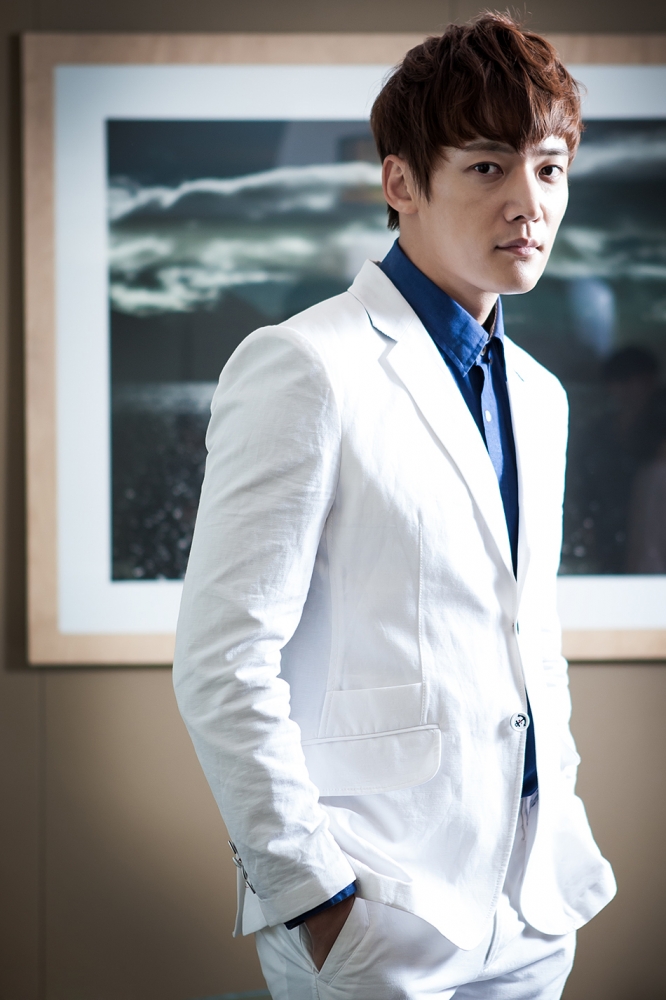 点击大图看下一张：韩国型男崔振赫淡雅气质时尚写真