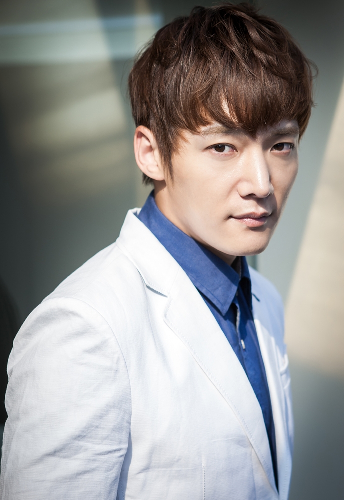 点击大图看下一张:韩国型男崔振赫淡雅气质时尚写真