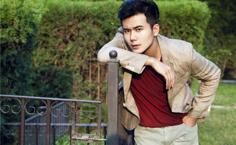 点击大图看下一张：帅气男生孙玮伦户外时尚街拍