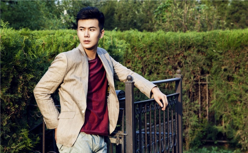 点击大图看下一张：帅气男生孙玮伦户外时尚街拍