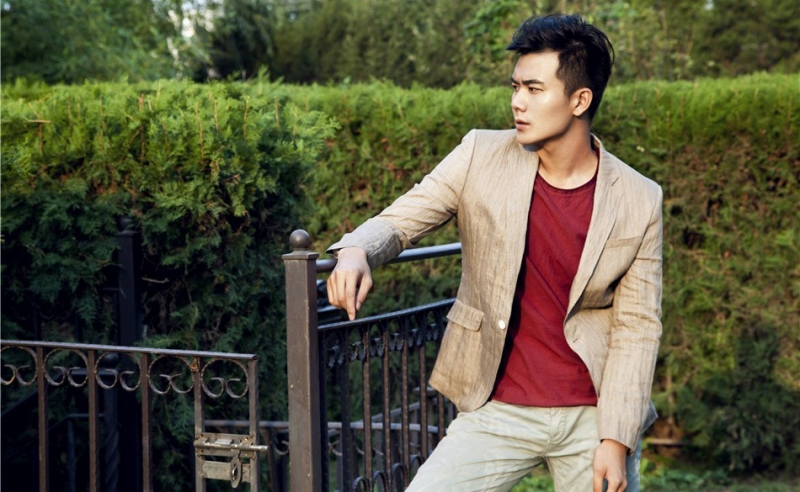 点击大图看下一张:帅气男生孙玮伦户外时尚街拍