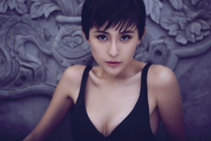 点击大图看下一张：热依扎曝性感写真