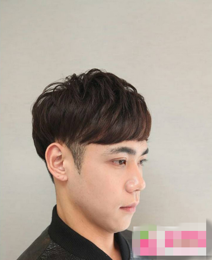 点击大图看下一张：韩式男生帅气短发发型 男生短发纹理烫图片大全