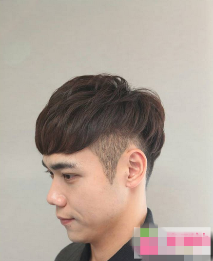 点击大图看下一张：韩式男生帅气短发发型 男生短发纹理烫图片大全