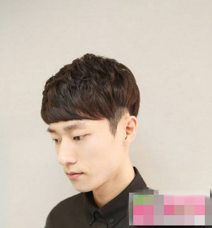 点击大图看下一张:韩式男生帅气短发发型 男生短发纹理烫图片大全