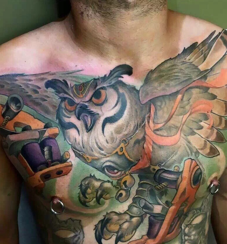 点击大图看下一张：男士胸前彩色猫头鹰纹身刺青霸气十足