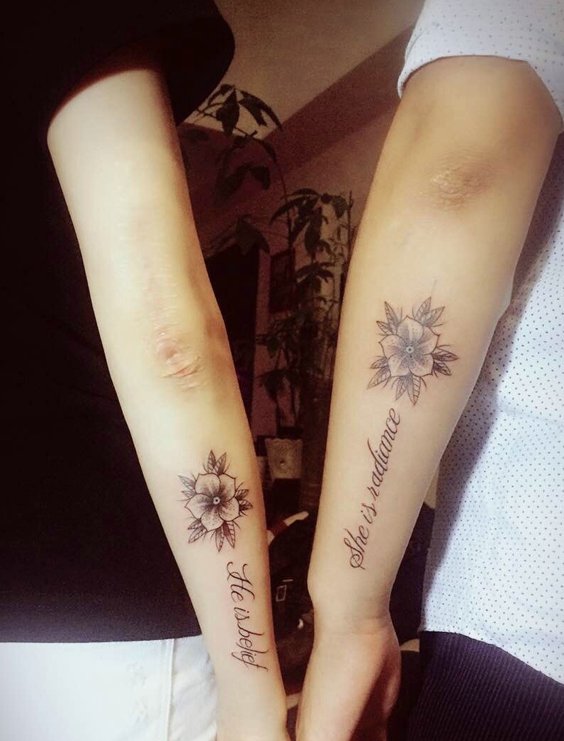 点击大图看下一张：手臂外侧英文与花朵的情侣纹身刺青